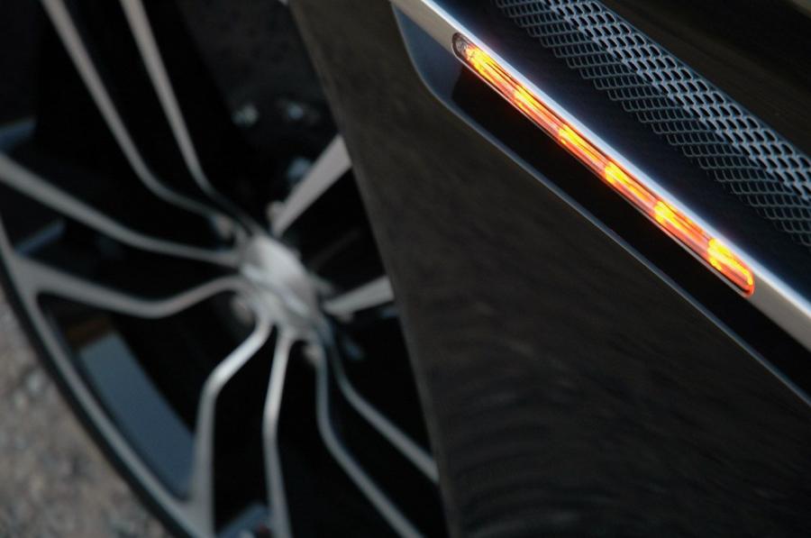 Детали экстерьера Aston Martin DBS Carbon Black Edition 2010 года  (NA) (фото 33 из 35)